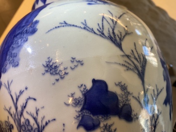 Un pot couvert en porcelaine de Chine en bleu et blanc &agrave; d&eacute;cor de figures dans un paysage, &eacute;poque Transition